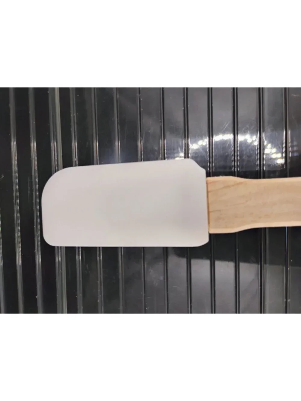 Wondershop Silicone And Rubberwood Frosting Spreader Red/White Stripe